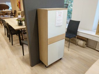 TILBUD - FK NATURA Skab / 124 x56 x 32 cm. / Eg s&aelig;be og hvid opalglas / Udstillingsmodel