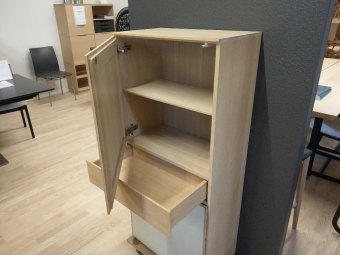 TILBUD - FK NATURA Skab / 124 x56 x 32 cm. / Eg sæbe og hvid opalglas / Udstillingsmodel